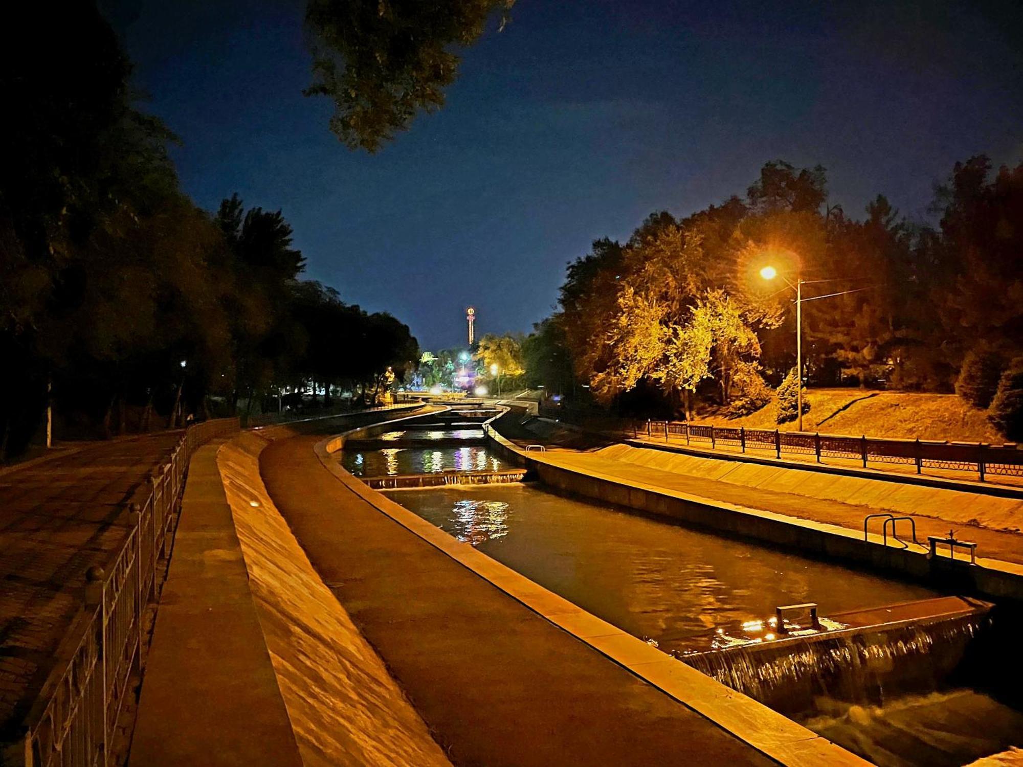 Квартира На Набережной Almaty Ngoại thất bức ảnh